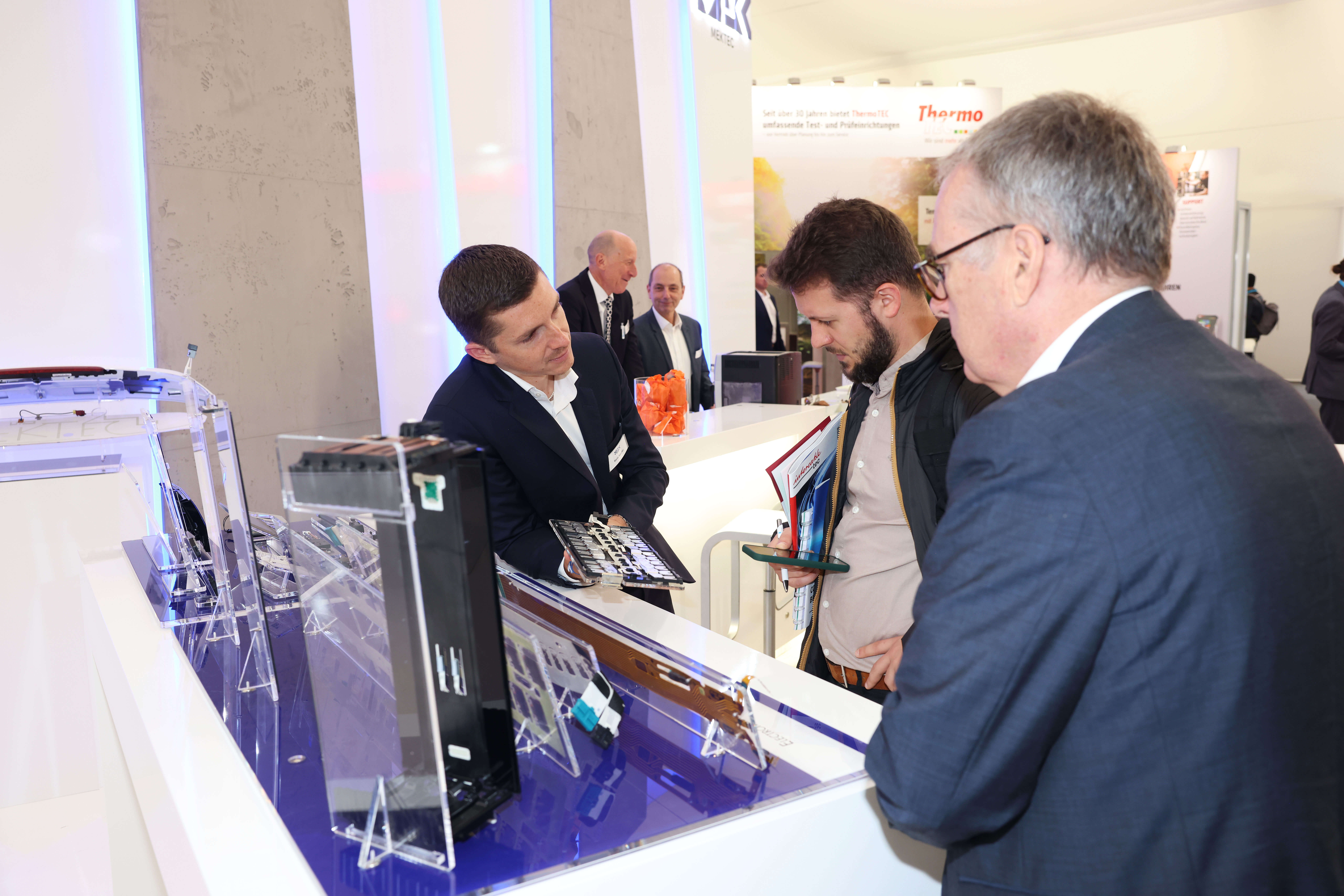 Personen vor Autoteil