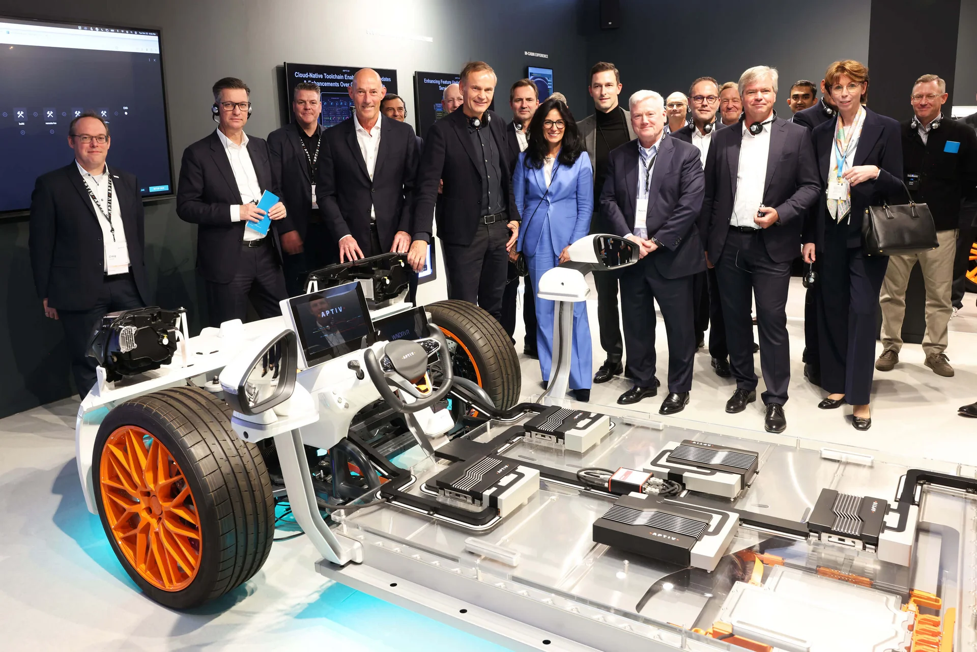 VW Vorstand besucht einen Stand