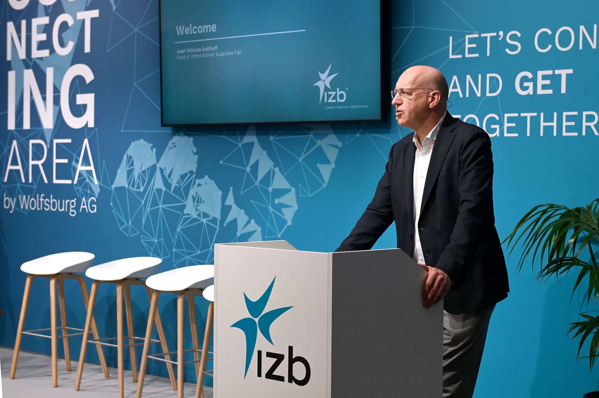 Person vor Rednerpult