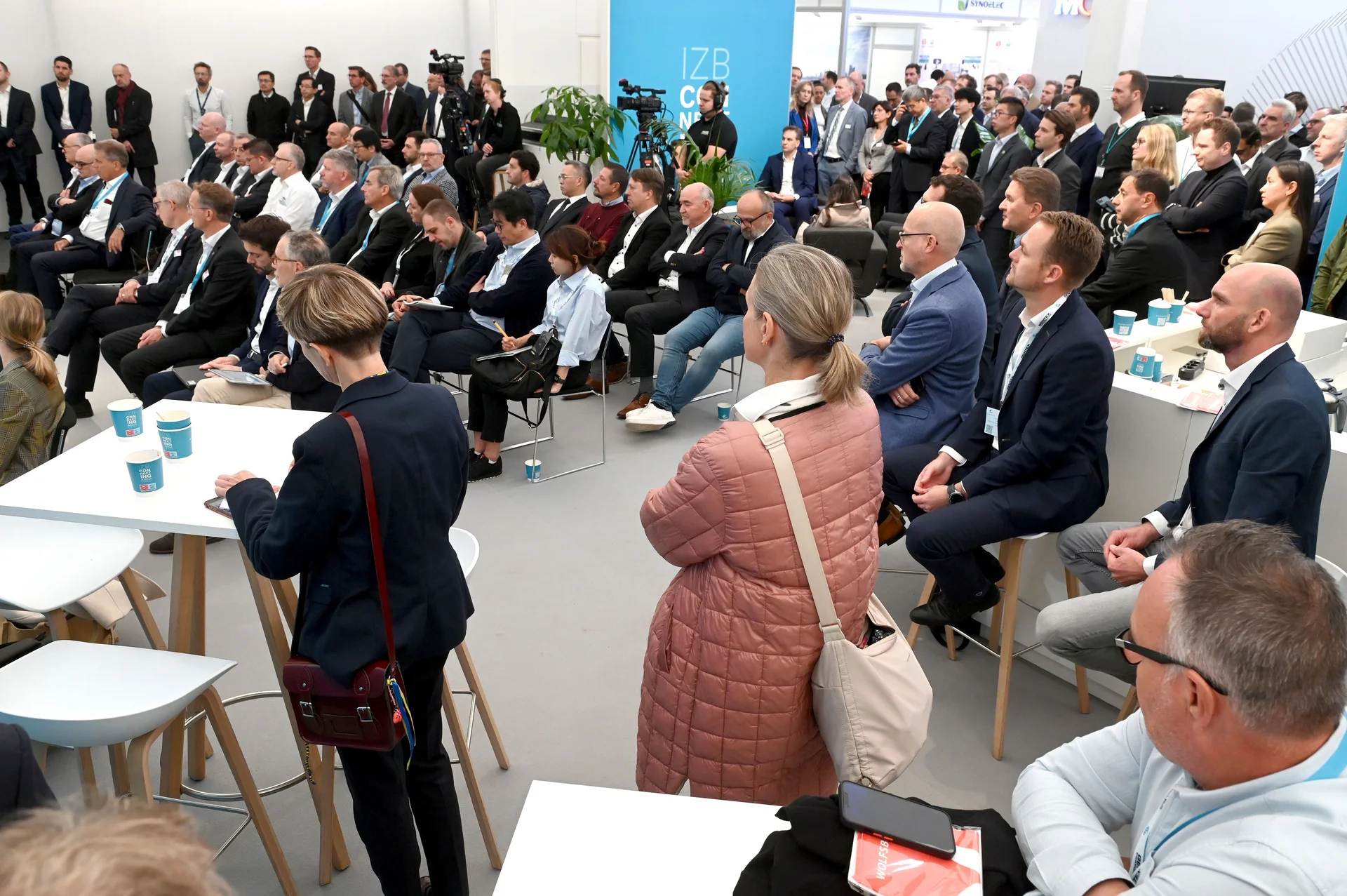 Viele Menschen auf Connecting ARea