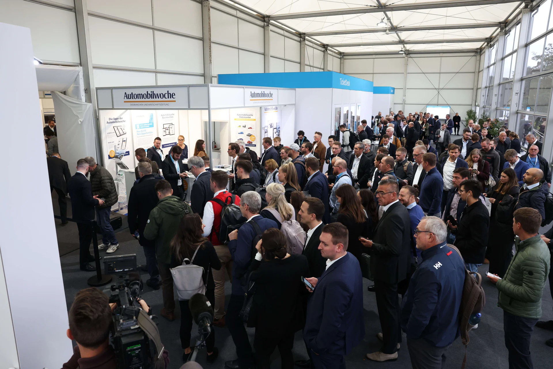 Menschenmasse vor Einlass IZB